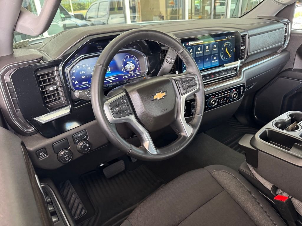 Used 2025 White Chevrolet LT image 3