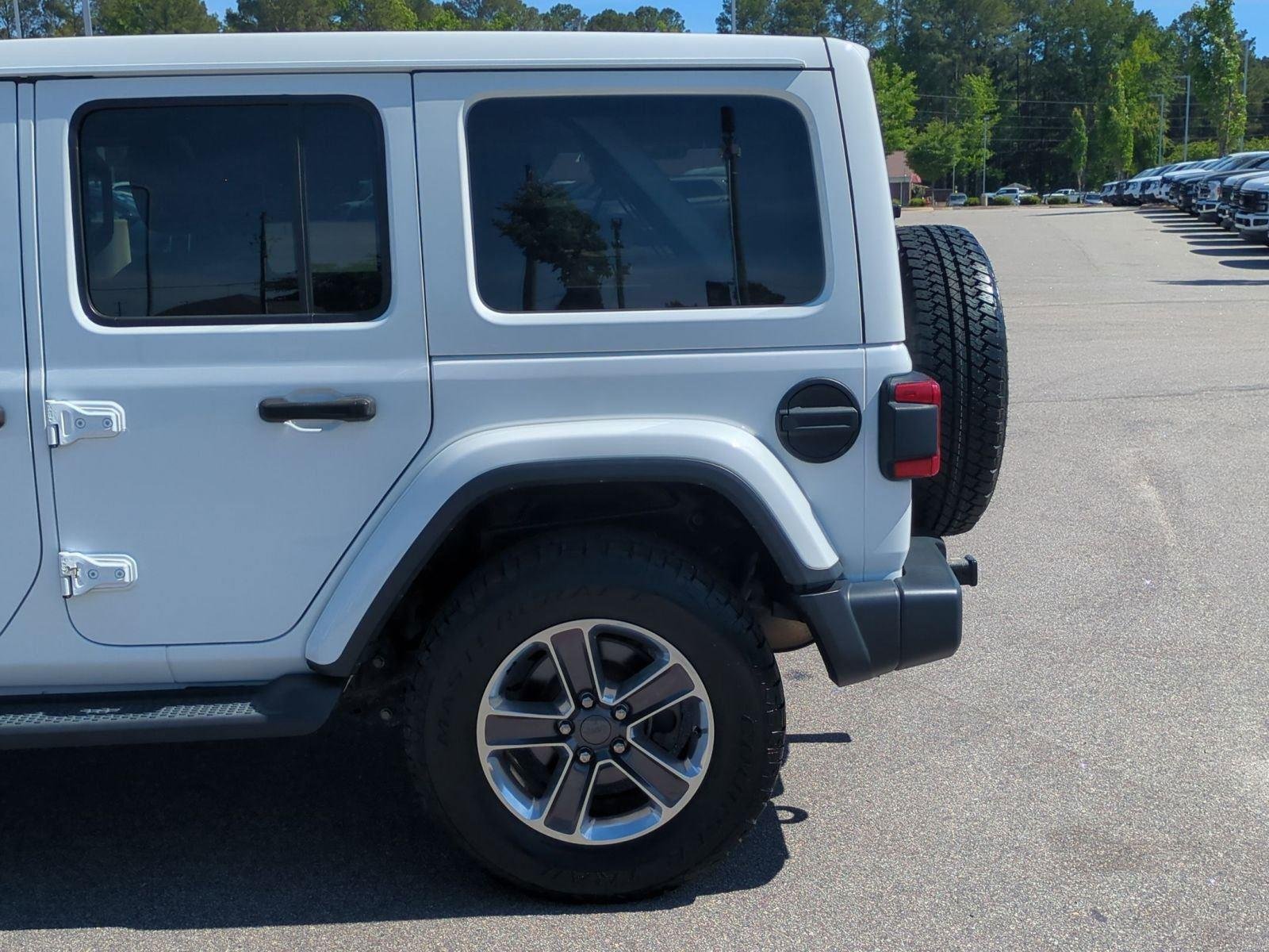 Used 2019 Bright White Clearcoat Jeep Sahara image 11