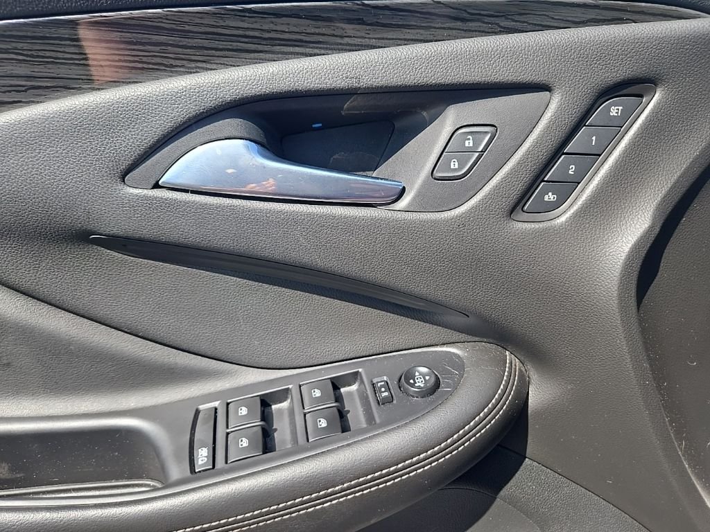 Used 2017 White Buick Essence image 19