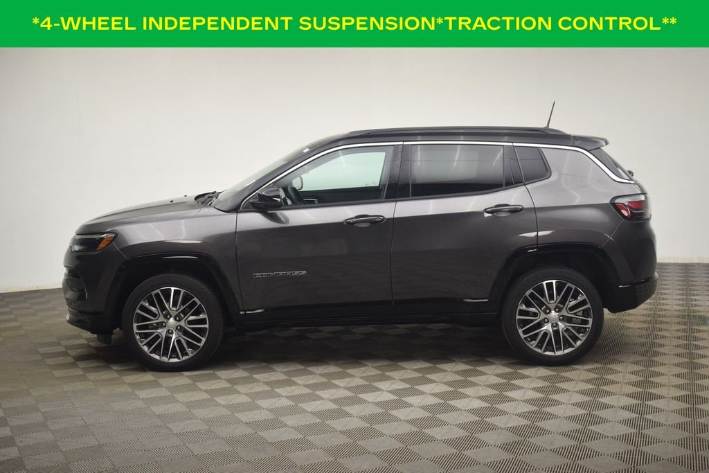 Used 2019 Granite Crystal Metallic Clearcoat Jeep Latitude image 11