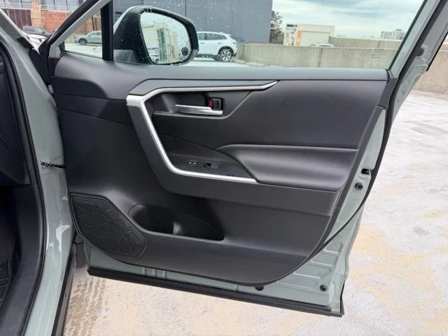 Used 2021  Toyota XLE image 18