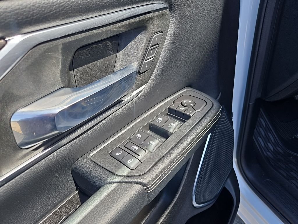 New 2026 Bright White Clear-Coat Exterior Paint RAM Laramie image 38