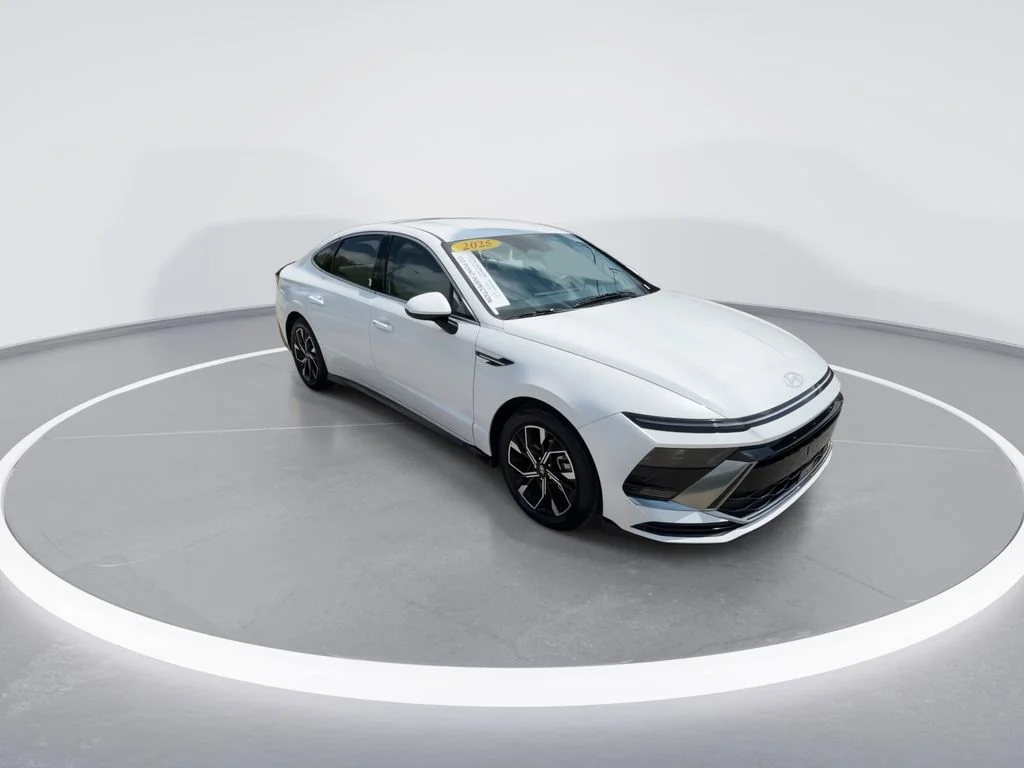 Used 2025 White Hyundai SEL image 2