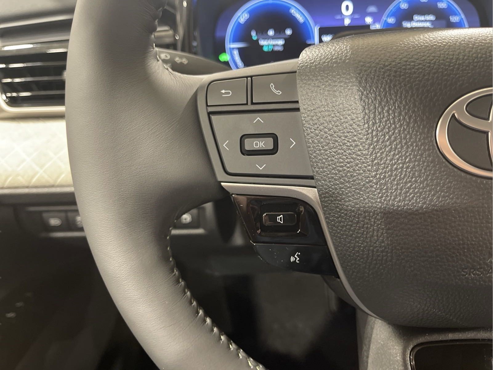 Used 2025 White Toyota XLE image 17
