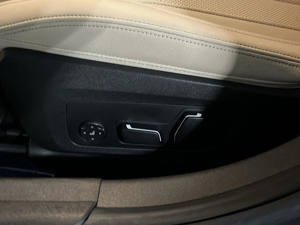 2025 BMW 3 Series 330i - Photo 12