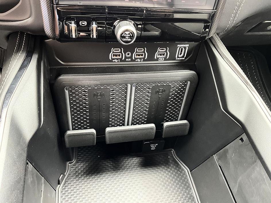 New 2026 Diamond Black Crystal Pearl-Coat Exterior Paint RAM Limited image 27