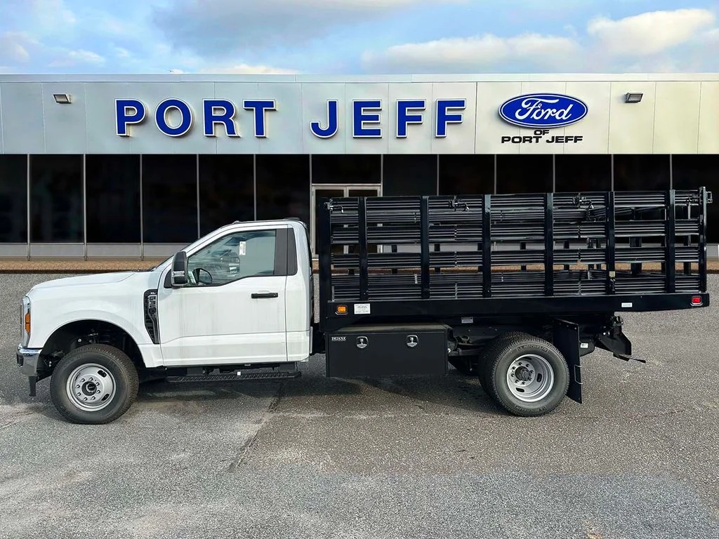 New 2024 Oxford White Ford F-350® XL image 3