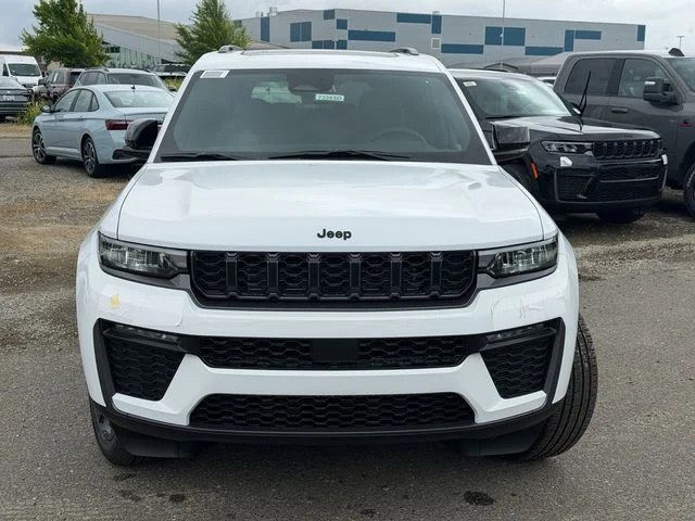 New 2026 Bright White Clear-Coat Exterior Paint Jeep Limited image 3