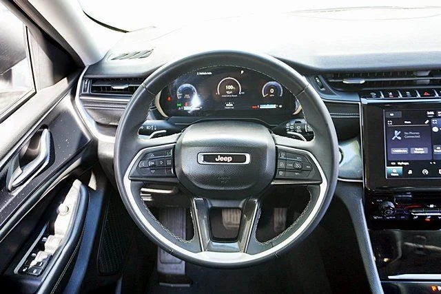 Used 2023 White Jeep Laredo image 19