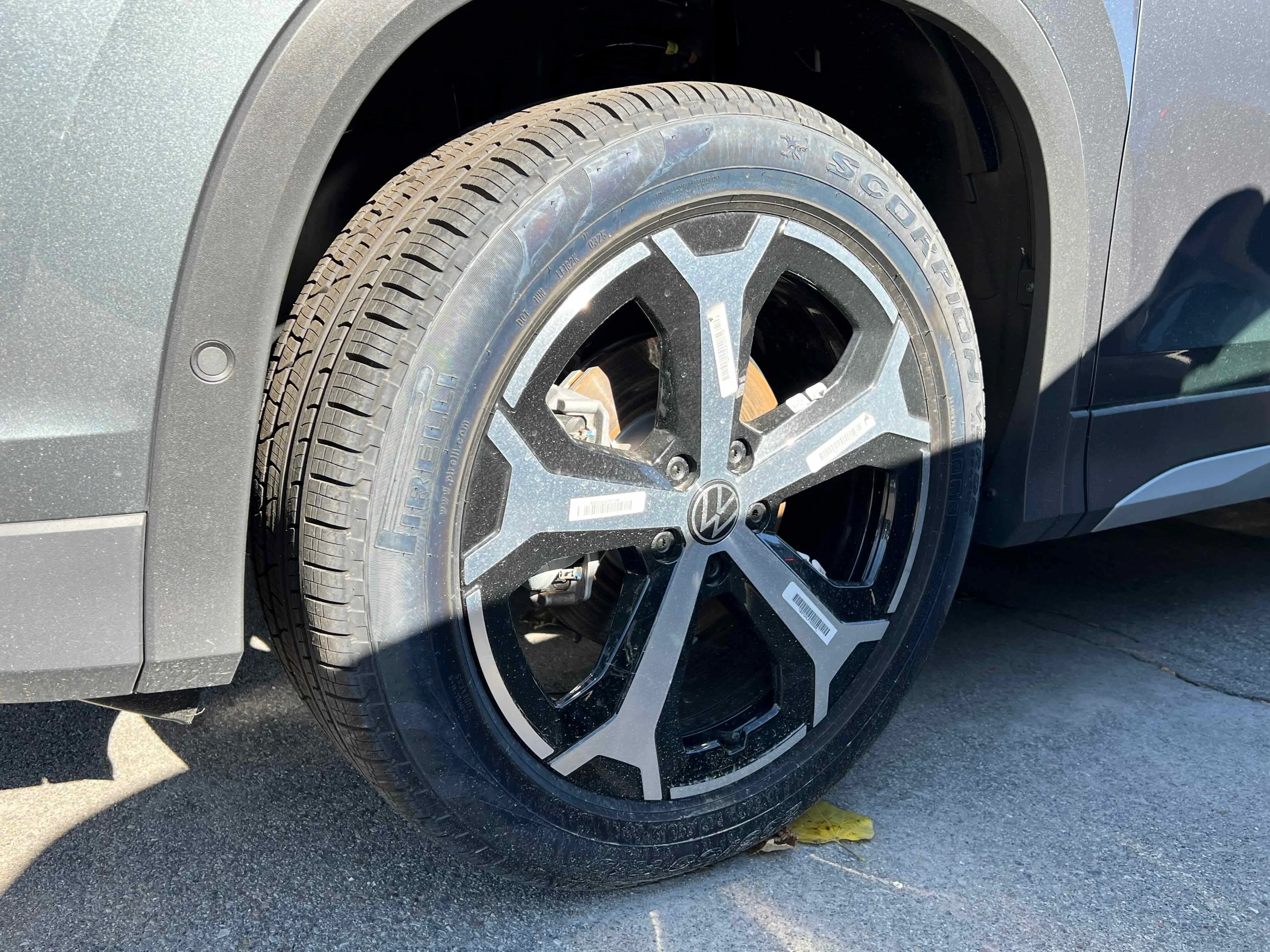New 2025 Platinum Gray Volkswagen SE image 9
