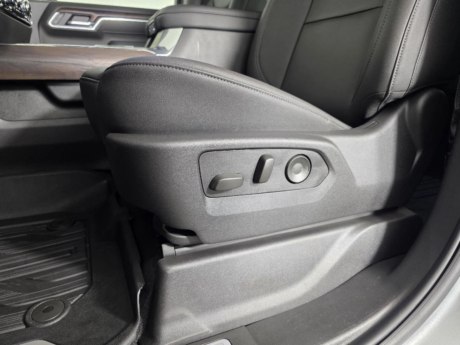 New 2025 Sterling Metallic GMC SLT image 14