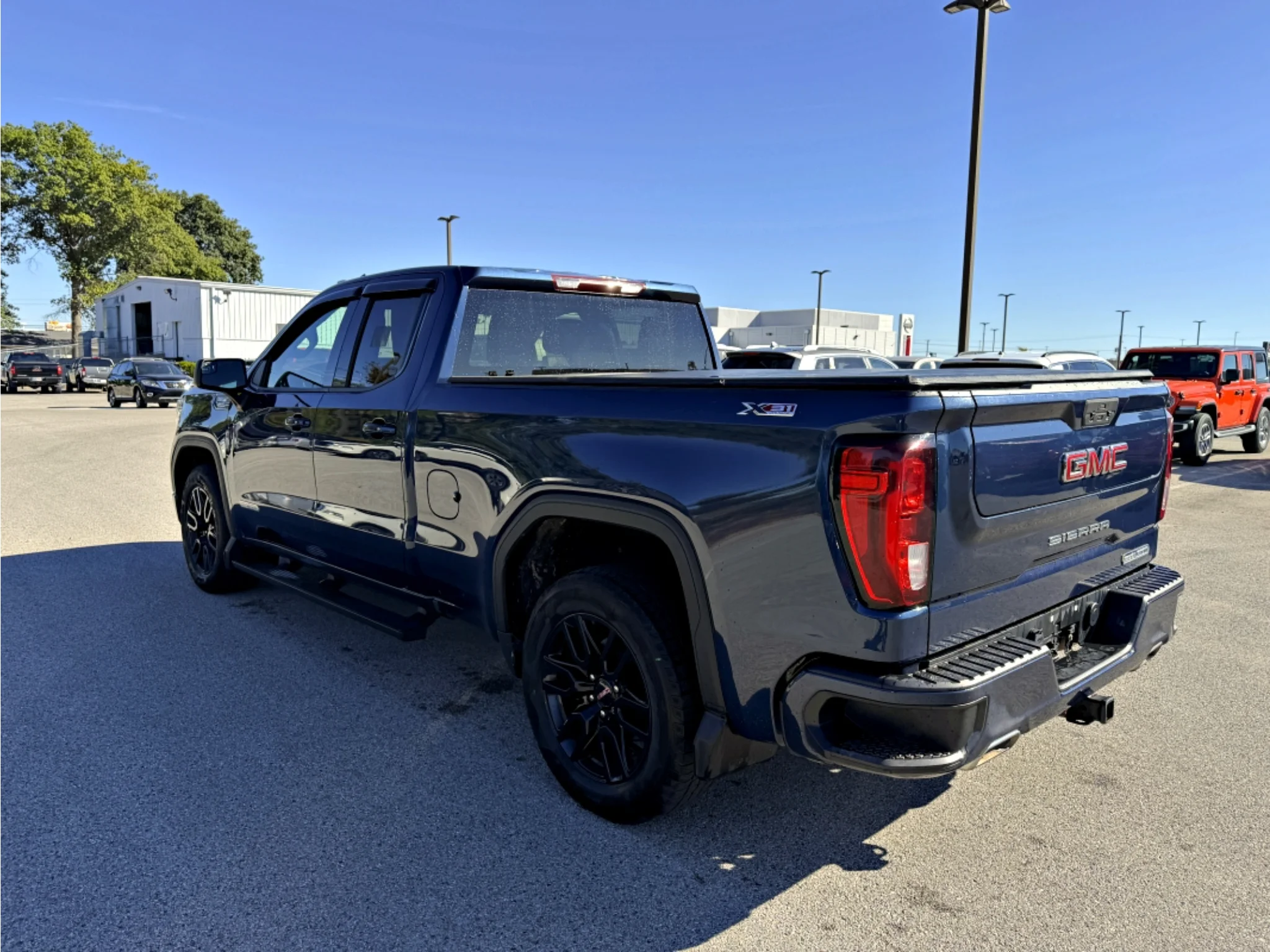Used 2022 Pacific Blue Metallic GMC Elevation image 9
