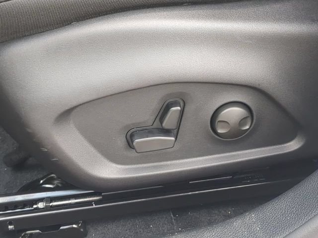 New 2026 Bright White Clearcoat Jeep Latitude image 23