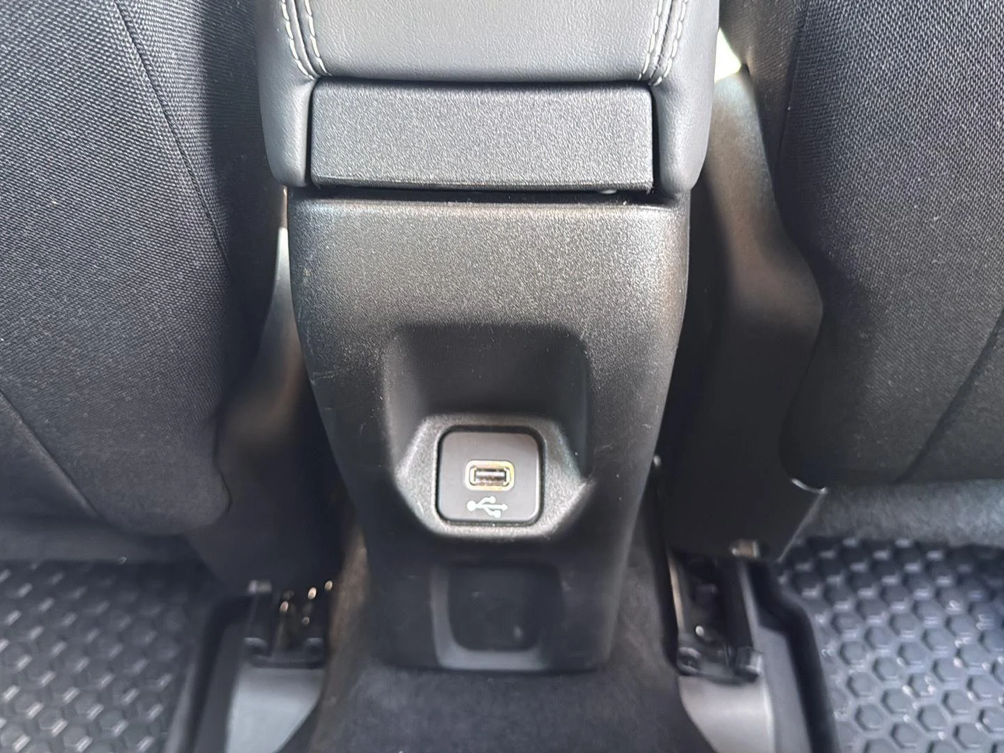 Used 2022 Black Clearcoat Jeep Latitude image 27