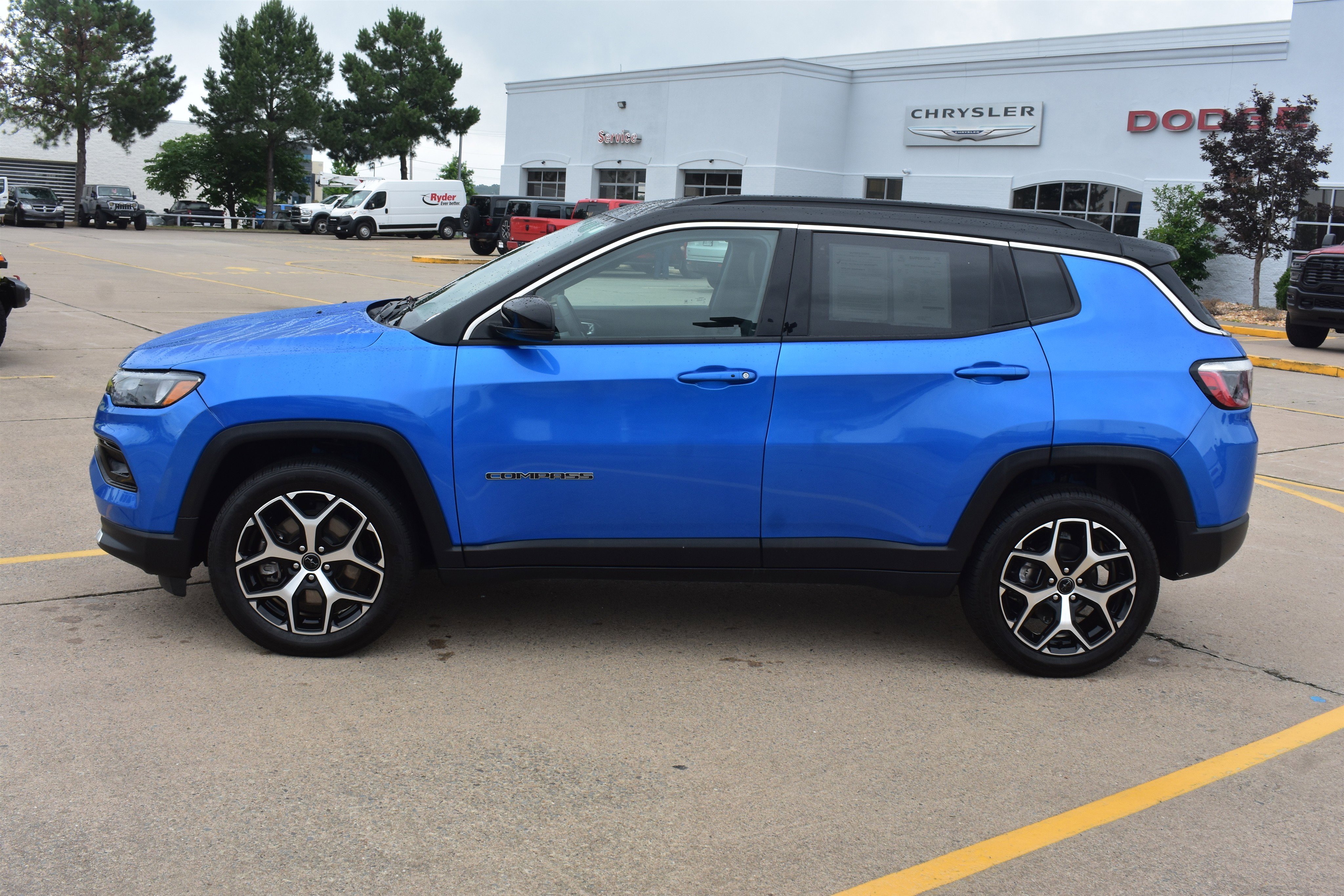 Used 2025 Hydro Blue Pearlcoat Jeep Limited image 10