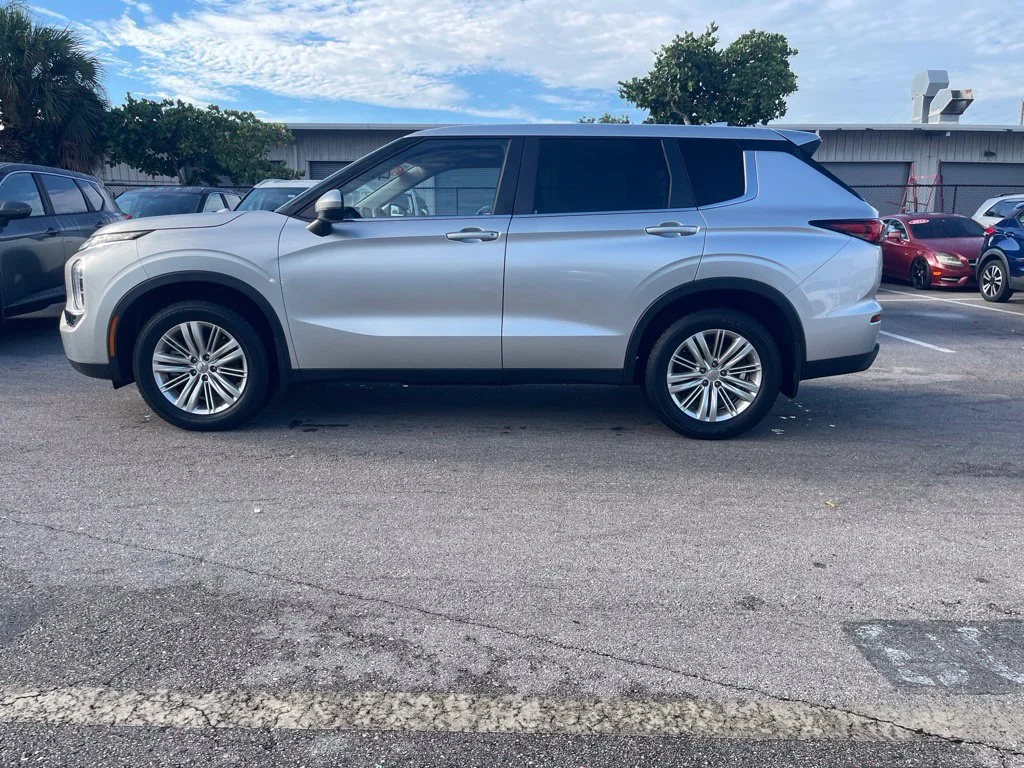 Used 2022 Silver Mitsubishi ES image 3