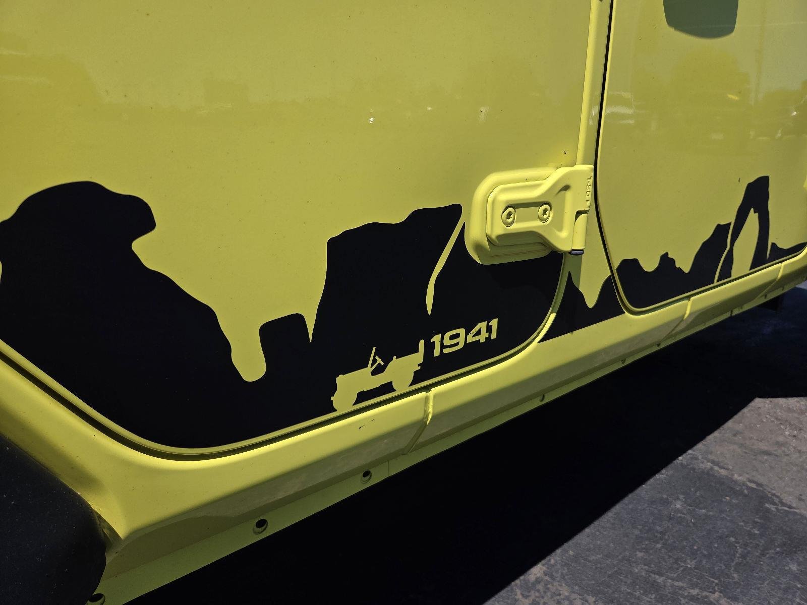 Used 2024 YELLOW JEEP SPOR image 23