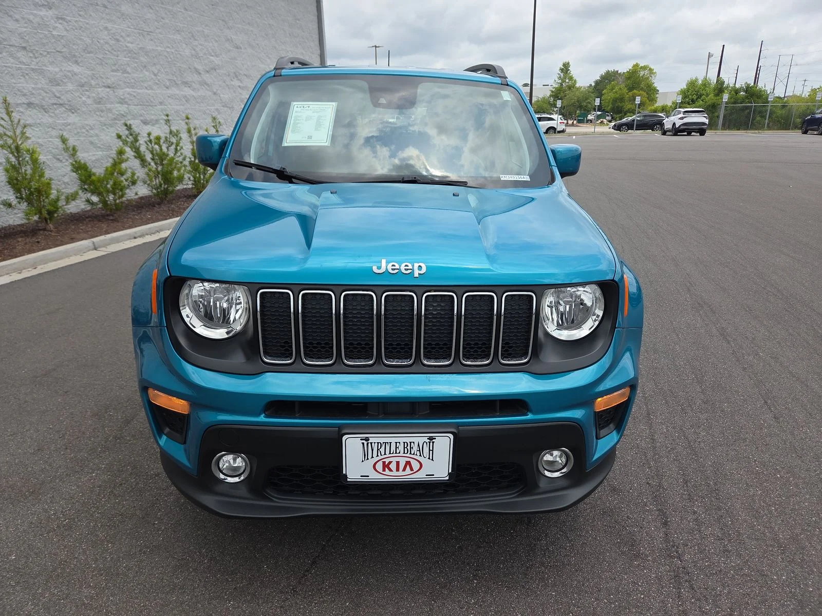 Used 2021 Bikini Metallic Clearcoat Jeep Latitude image 9
