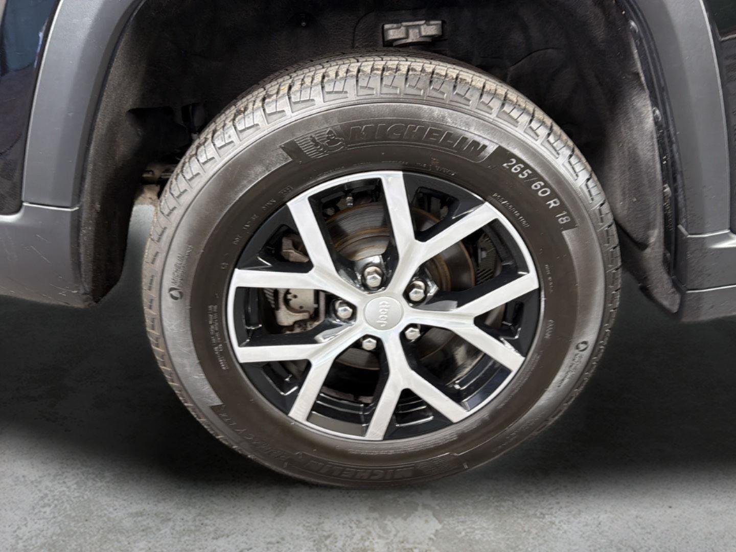 Used 2024 Diamond Black Crystal Pearlcoat Jeep Limited image 14