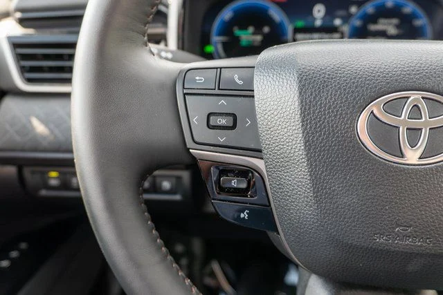 Used 2025 Pearl Toyota XLE image 28