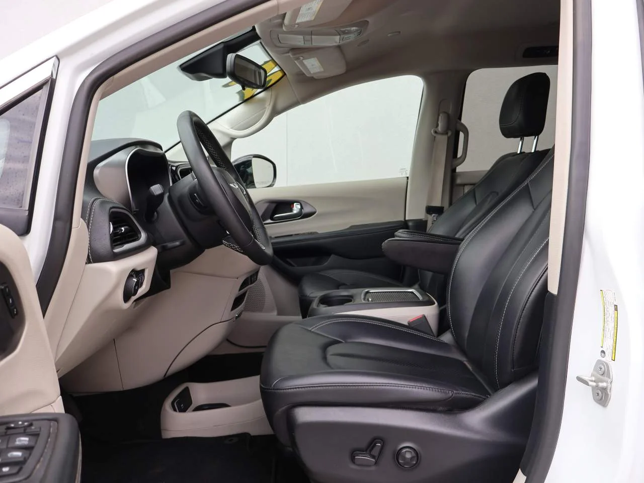 Used 2024 Bright White Clear Coat Chrysler Select image 8