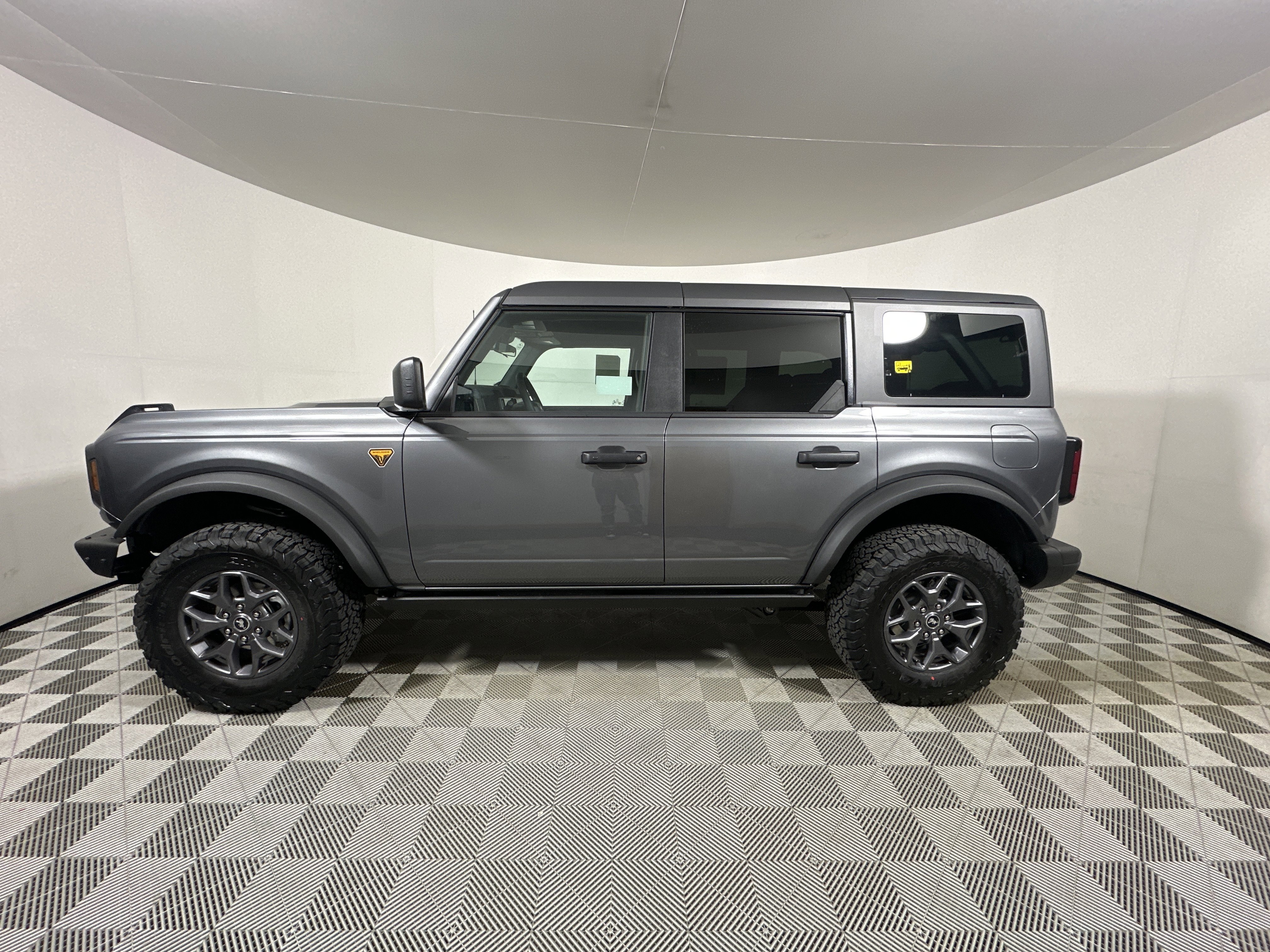 New 2025 CARBONIZED GRAY MET Ford Badlands image 4