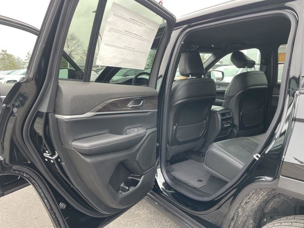 New 2026 Diamond Black Crystal Pearl-Coat Exterior Paint Jeep Altitude image 28