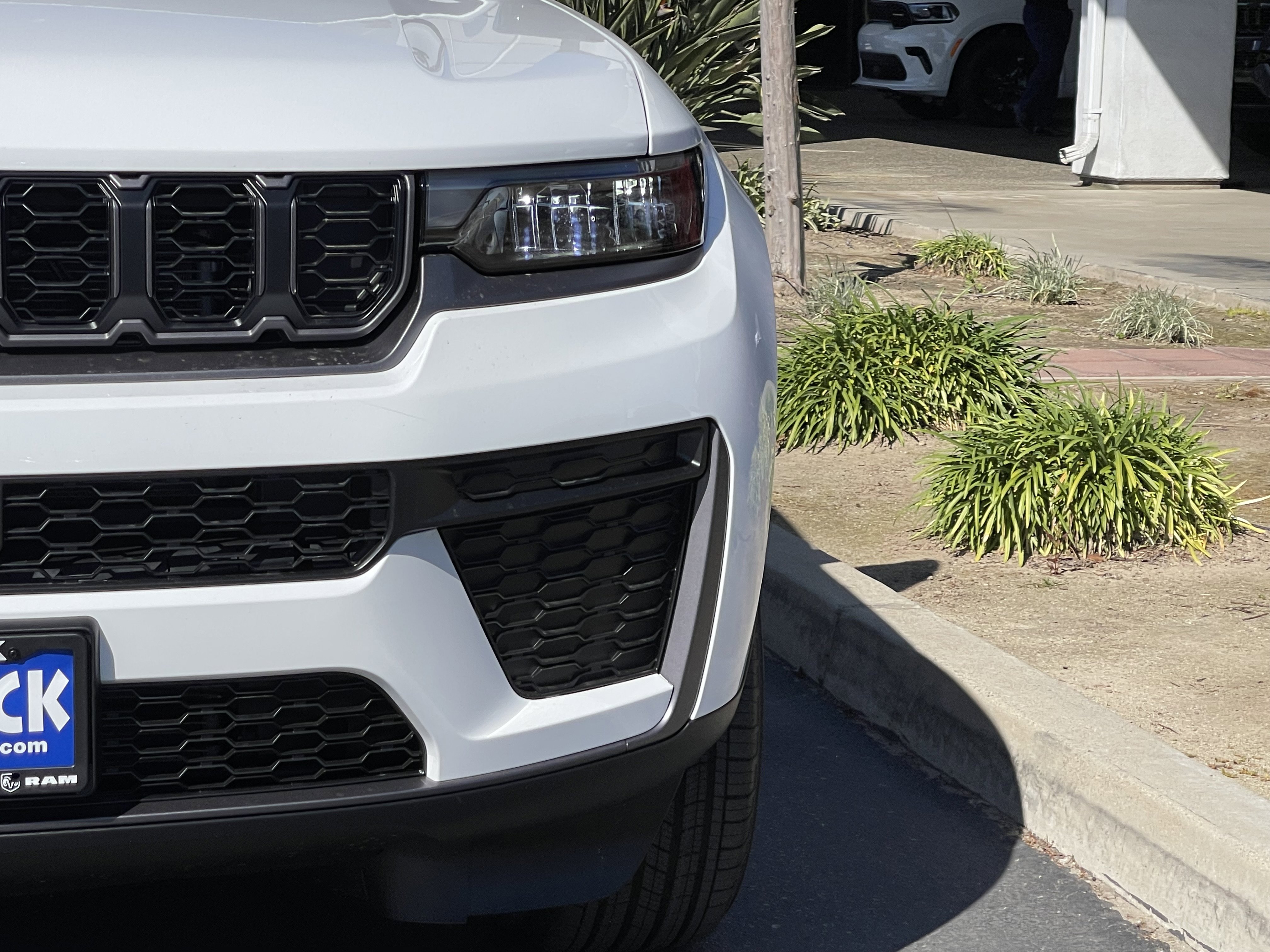 New 2026 Bright White Clear-Coat Exterior Paint Jeep Laredo Altitude image 6
