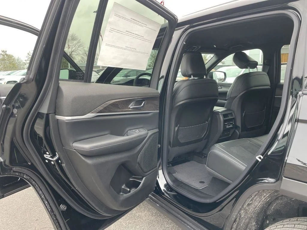 New 2026 Diamond Black Crystal Pearl-Coat Exterior Paint Jeep Altitude image 28