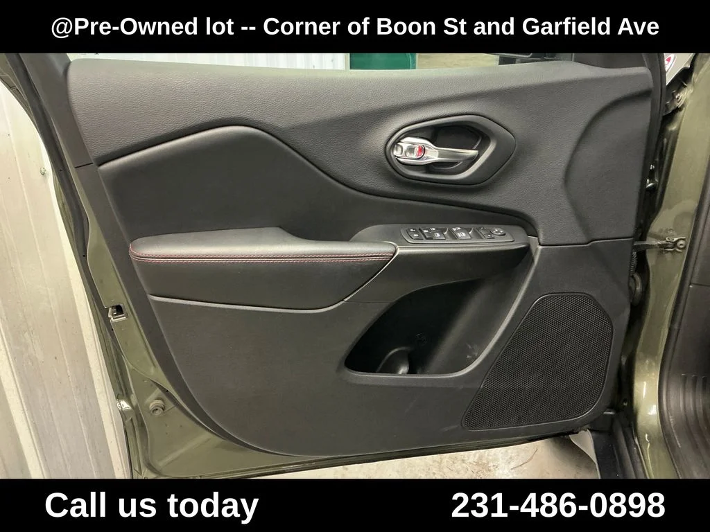 Used 2019 Green Jeep Trailhawk image 15