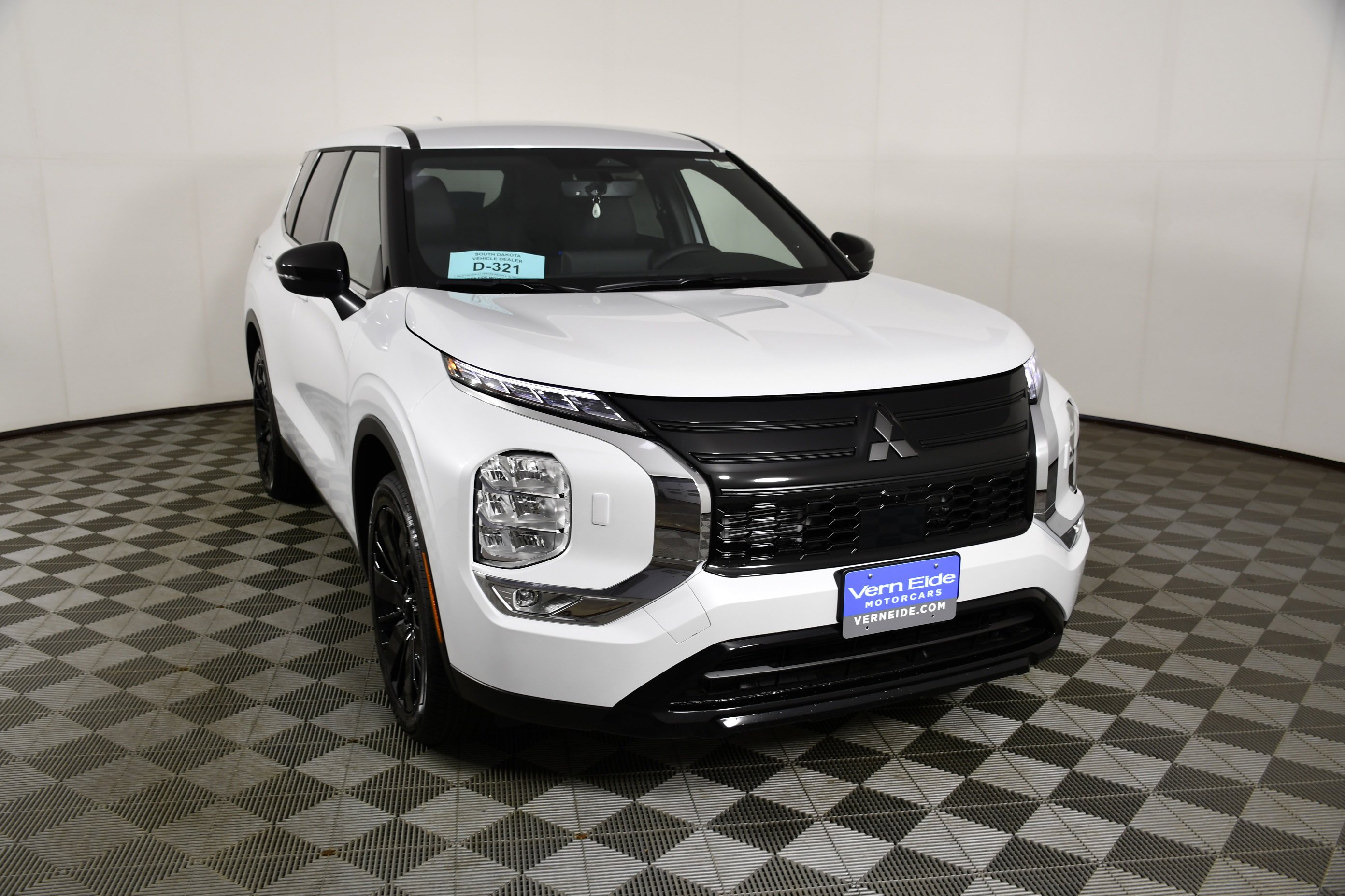New 2026 White Diamond Mitsubishi LE image 3