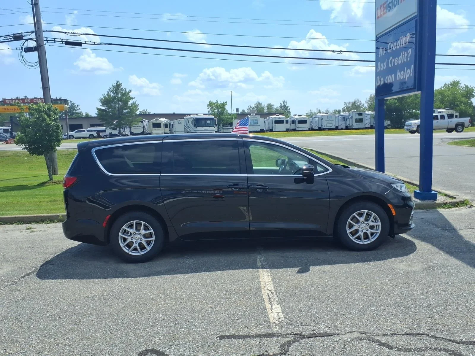 Used 2024 Diamond Black Chrysler Touring L image 4