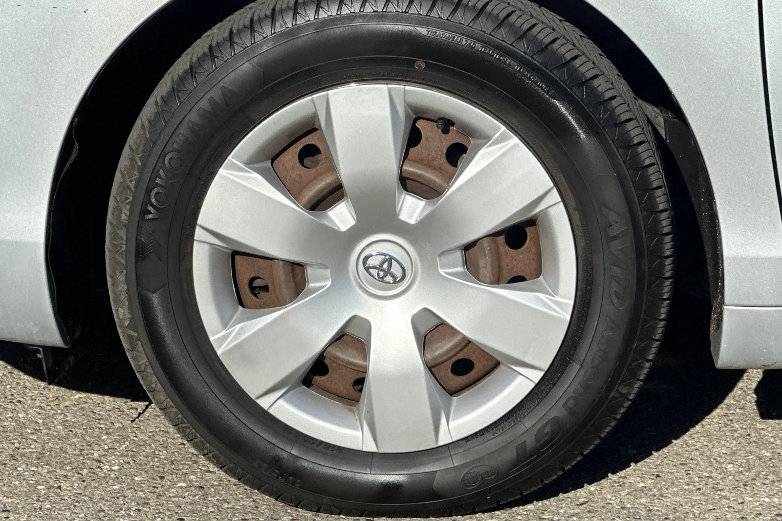 Used 2007 Silver Toyota LE image 15