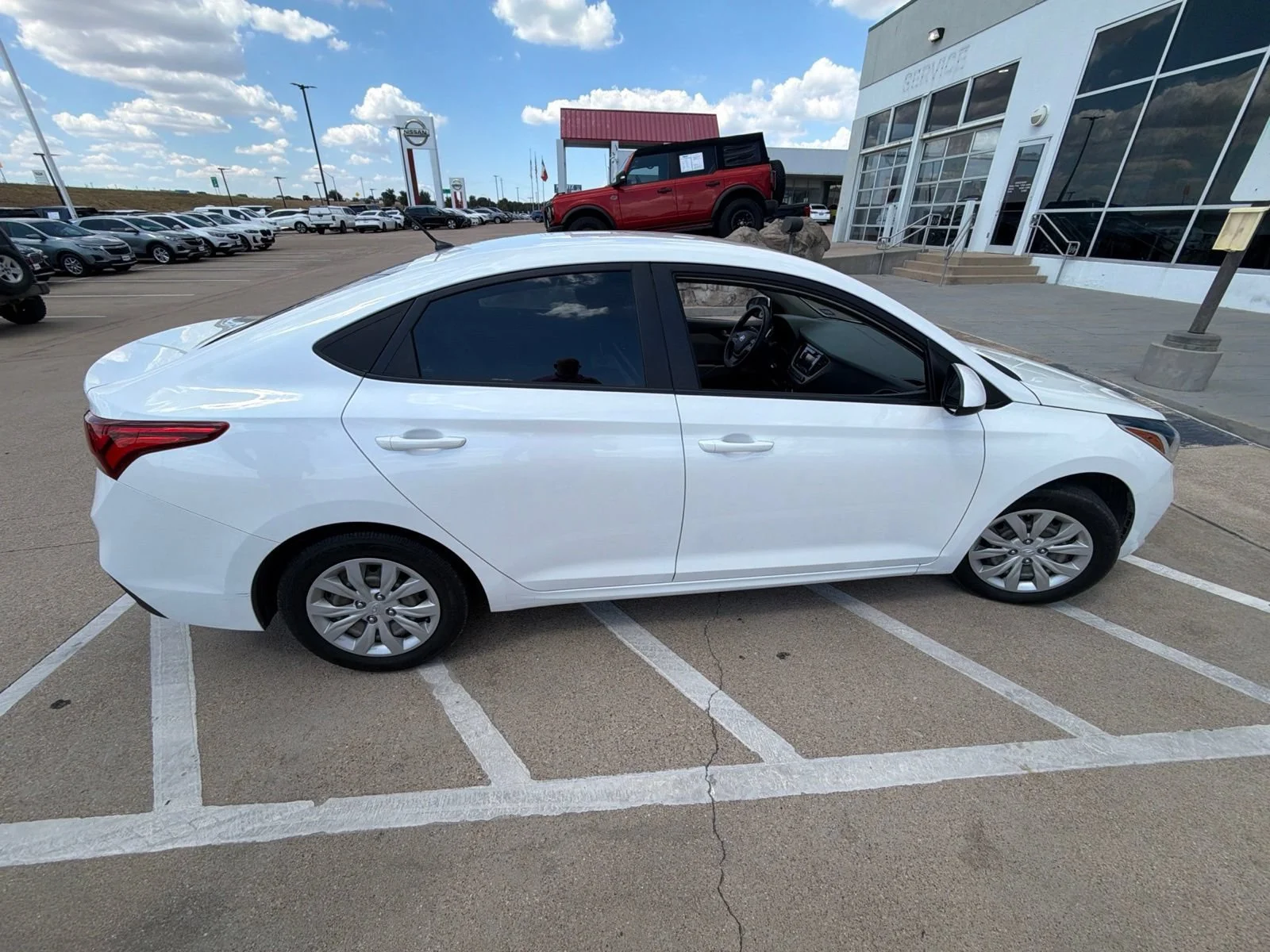 Used 2020 White Hyundai SE image 6