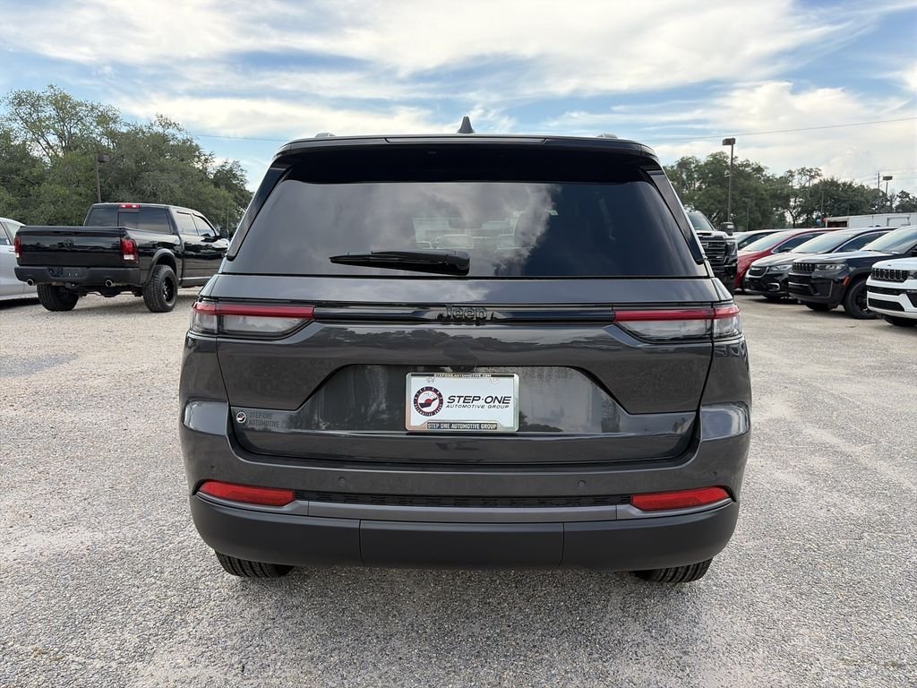 New 2026 Baltic Gray Metallic Clear-Coat Exterior Paint Jeep Altitude image 5