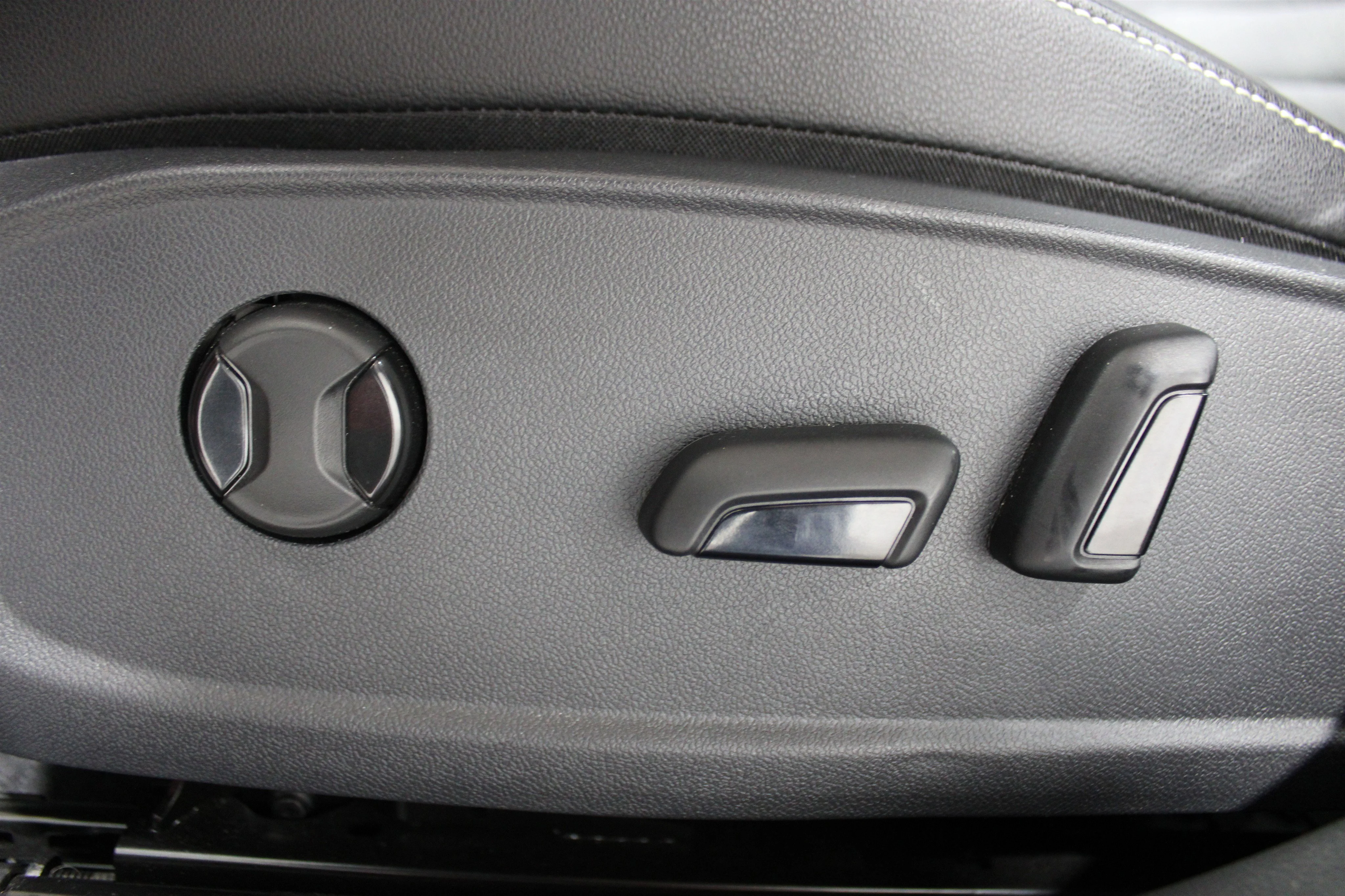 2025 Volkswagen Jetta SE - Photo 4
