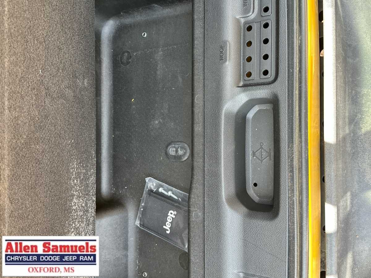 Used 2021 Hellayella Clearcoat Jeep Sport S image 24