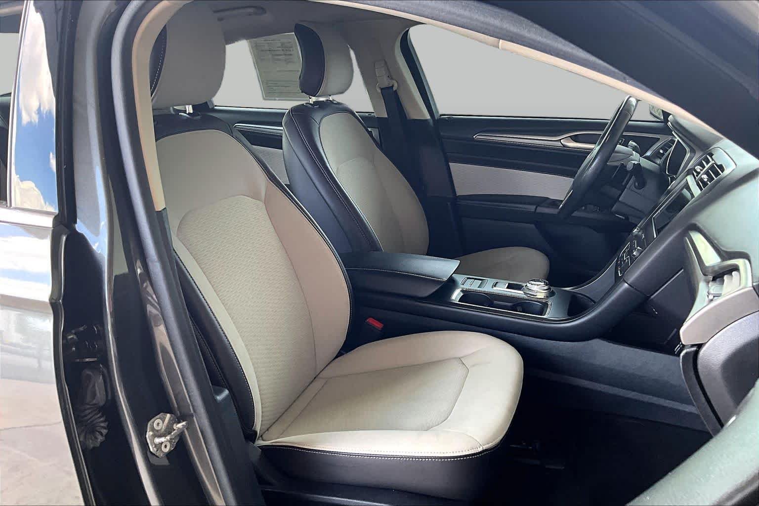 Used 2019 Magnetic Metallic Ford SE image 9