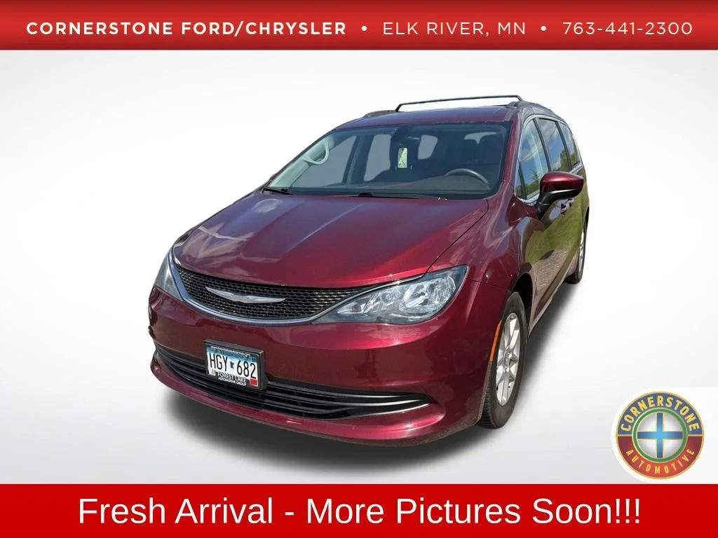 2017 Chrysler Pacifica Touring's photo