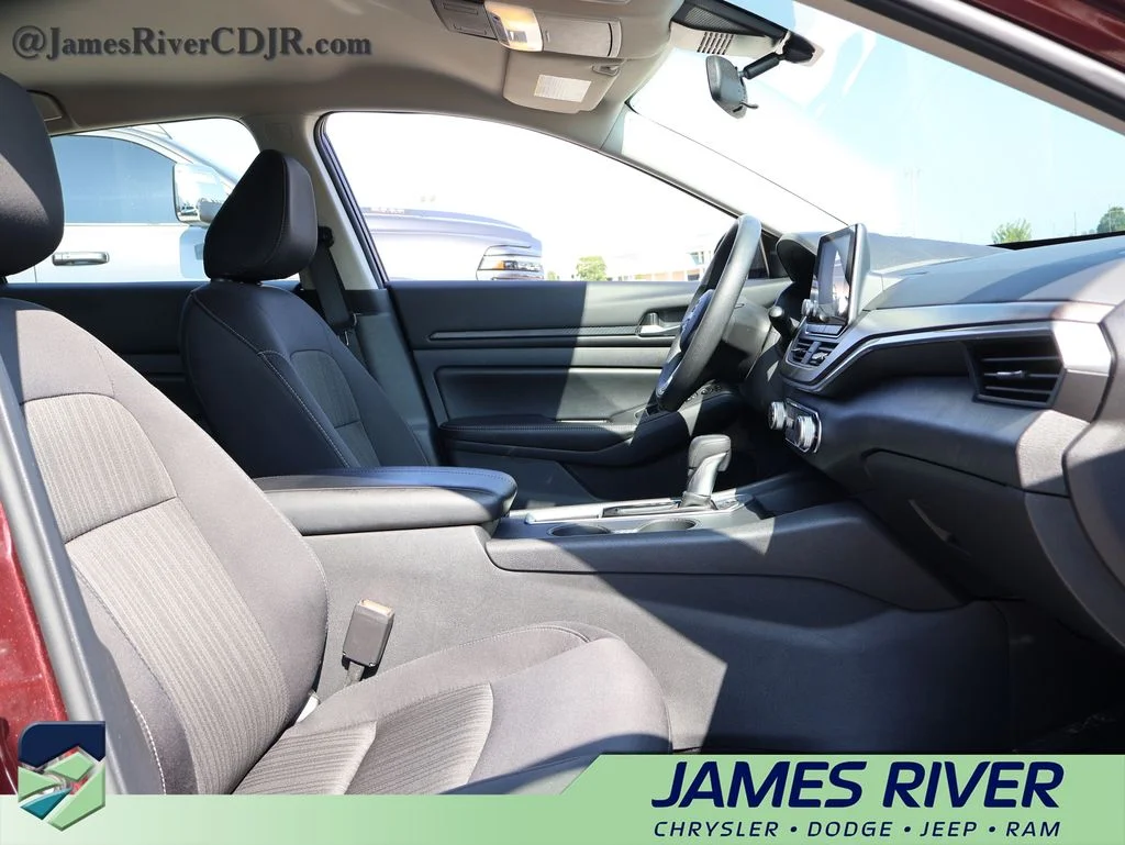 Used 2025 Red Nissan 2.5 SV image 9