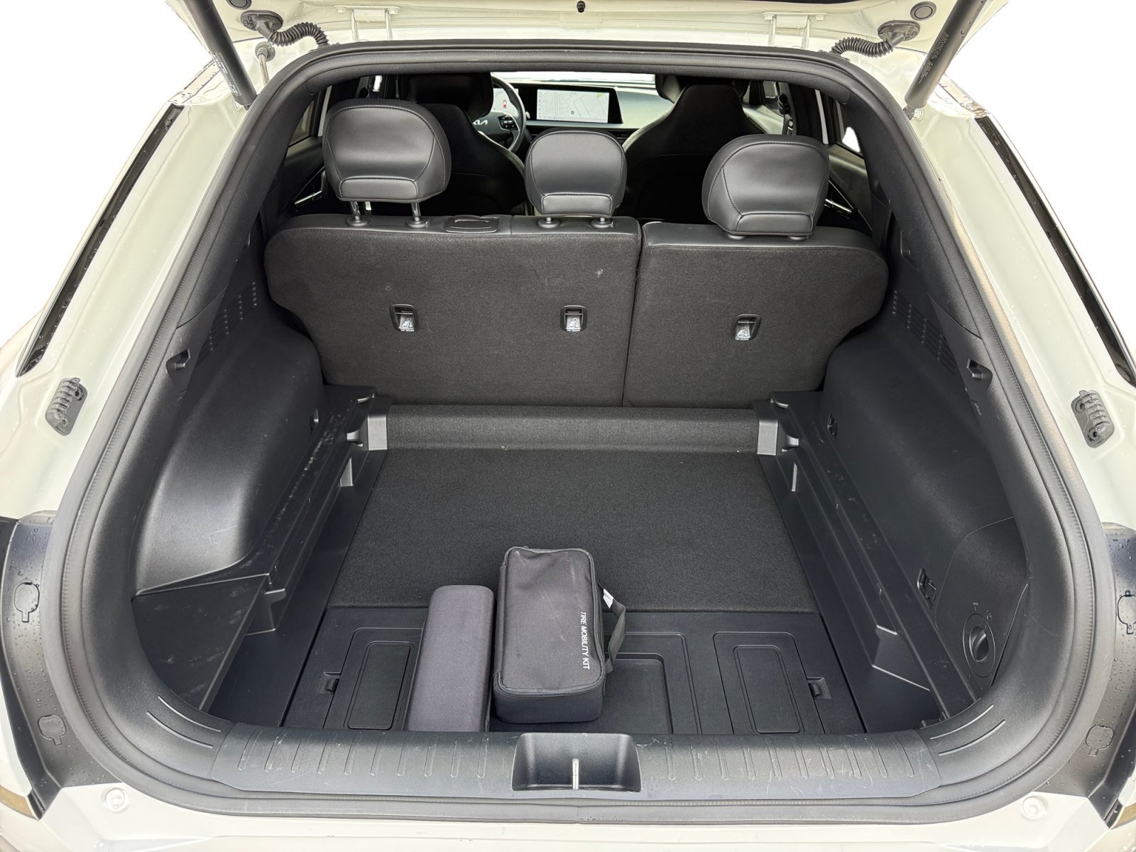 Used 2024 Snow White Pearl Kia GT-Line image 17