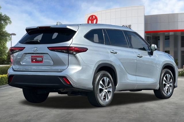 Certified Used 2020 Silver Toyota XLE image 5