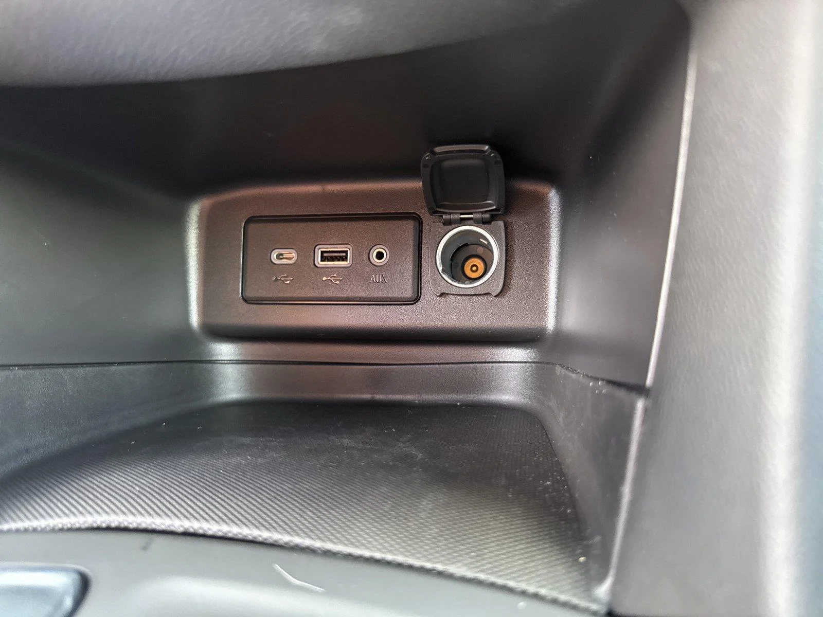 Used 2024 Summit White Chevrolet LT image 27