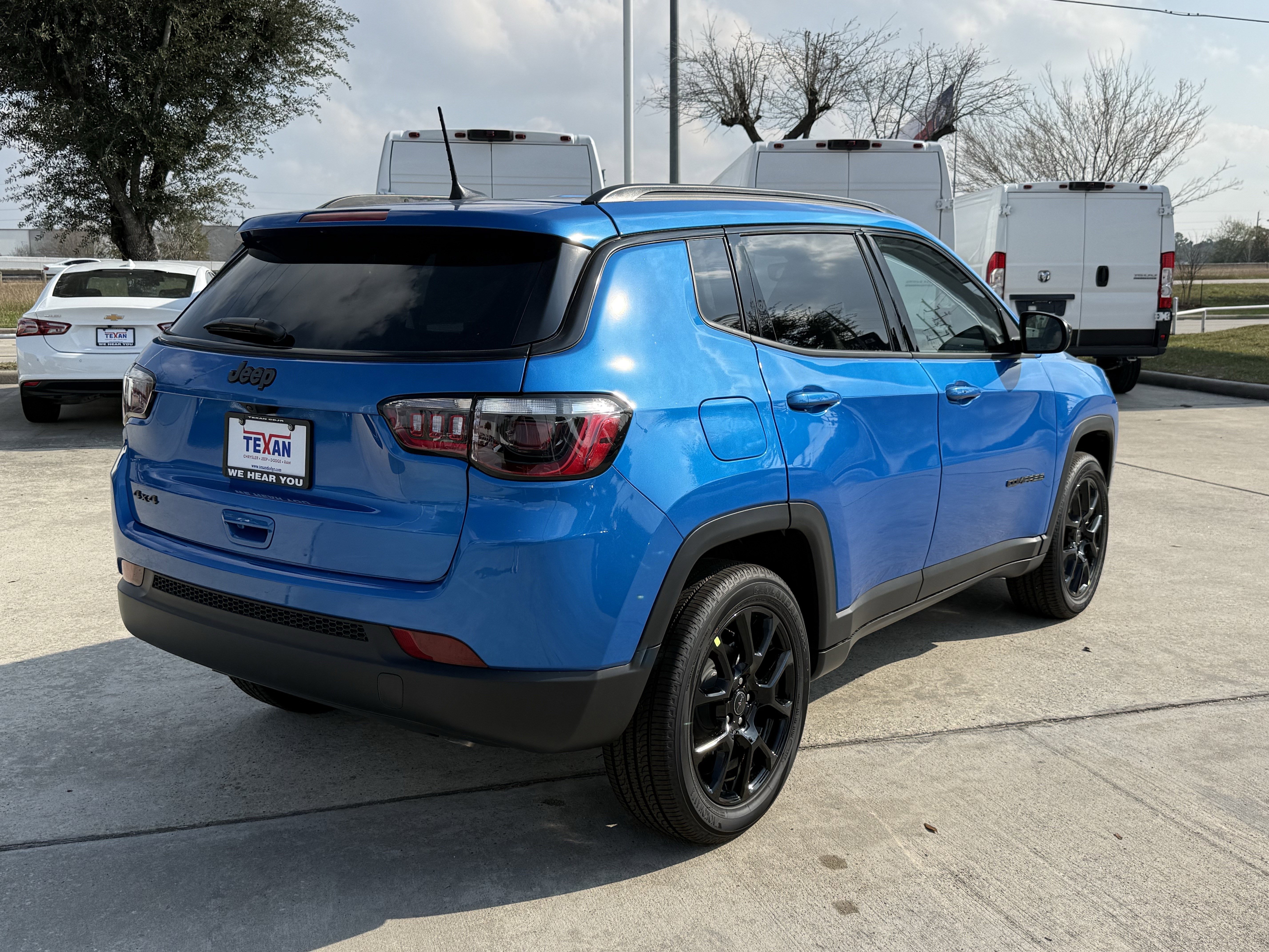 New 2026 Hydro Blue Pearlcoat Jeep Latitude Altitude image 4