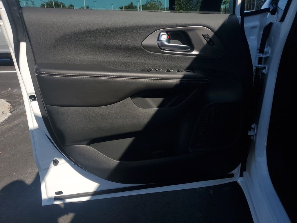 New 2026 Bright White Clear-Coat Exterior Paint Chrysler Select image 9
