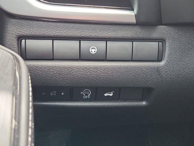 Used 2025  Nissan SL image 18