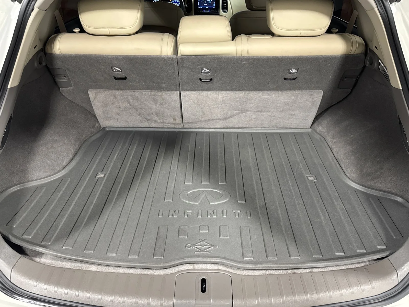Used 2017 White INFINITI Base image 26
