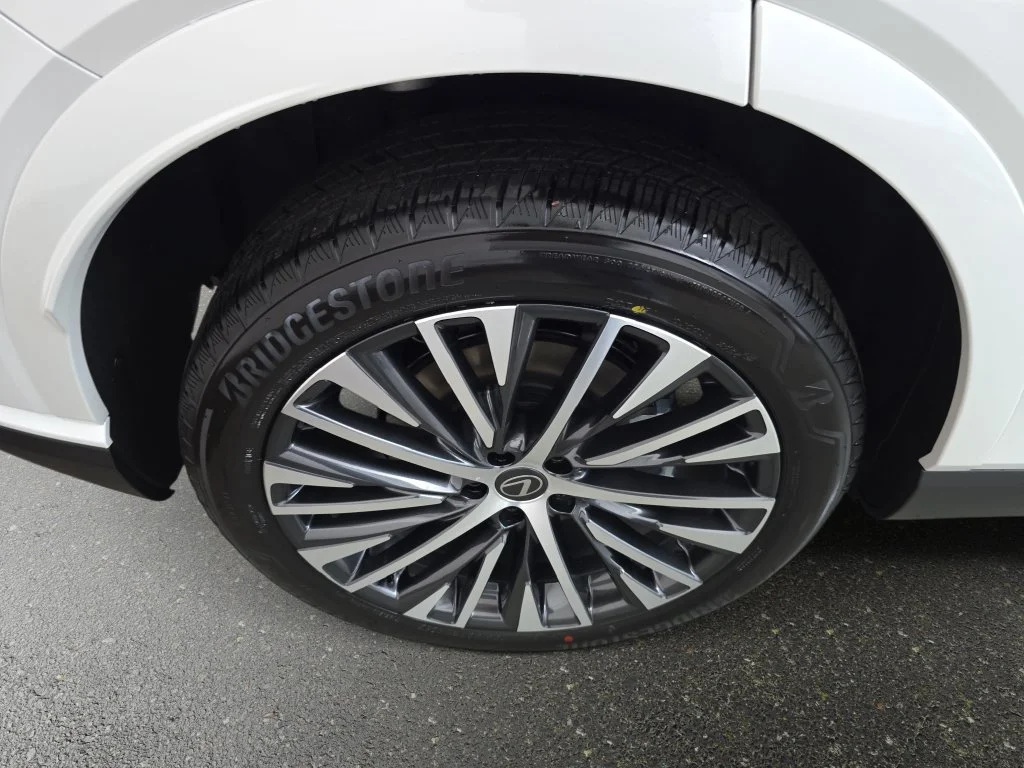 New 2026 Eminent White Pearl Lexus PREMIUM PLUS image 30