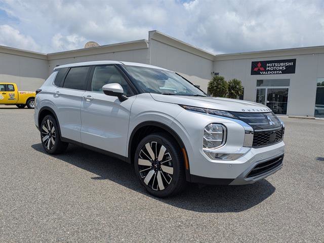 Used 2025 White Diamond Mitsubishi SE image 4