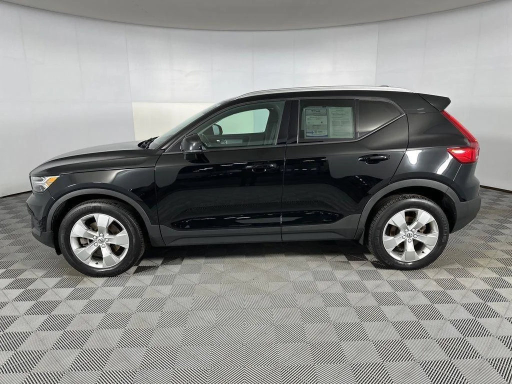 Used 2020 Black Stone Volvo Momentum image 16